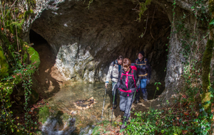 Grotte  creusée dans le calcaire par un affluent du Douctouyre
