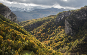 Vue  en surplomb sur les gorges et sur le Massif de Tabe et le pic Saint-Barthelemy au loin