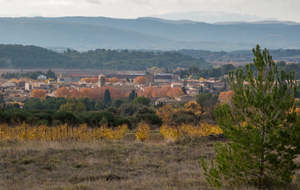 Passage aux milieux de vignes en surplomb de Laure-Minervois