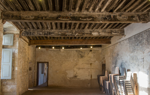Château Vieux, salle à manger avec poutres peintes (partiellement incendié lors du tournage du film  Le Vieux Fusil )