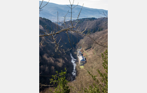 Centrale électrique du Vintrou (alimentée par la conduite forcée vue au départ) et la plaine de Mazamet