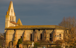Le Burgaud, l'église et son clocher-mur vue du lieu-dit Gleysette