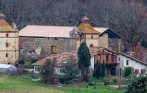 Retraversée  du ruisseau de La Goutoule et vue sur les pigeonniers du Pouchot