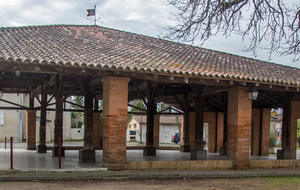 Le Burgaud, son ancienne halle couverte (pause déjeuner)