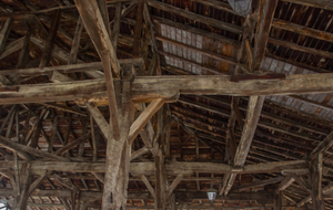 Le Burgaud, charpente très ancienne de la halle