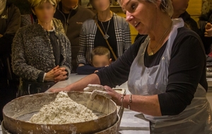 Tamisage de l'amidon pour enlever les particules de sucre de la précédente utilisation