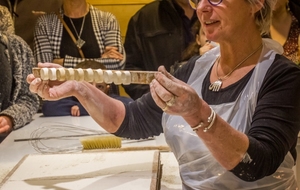 Utilisation d'un moule artisanal pour la préparation des loges à bonbon dans l'amidon