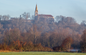 Église St Martin de Damiatte sortie de la brume. 