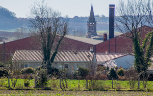 Vue sur la tuilerie de Damiatte et l'église de St Paul-Cap-de-Joux