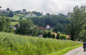 Descente par la rue de la vieille côte, Montjoire derrière nous. 