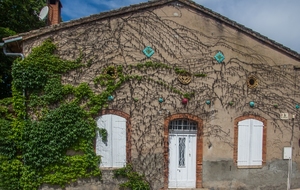 Pignon curieux en bas de la rue de l'église de Vacquiers