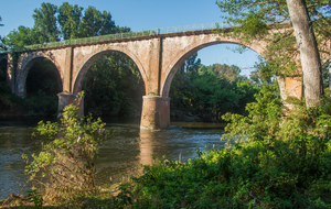 Pont du chemin de fer touristique du Tarn sur l'Agout.