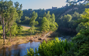 Vue sur l'église St Salvy de Giroussens et L'Agout