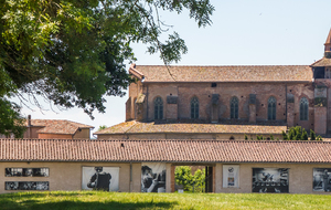 Entrée dans Giroussens en passant devant le Centre Céramique de Giroussens et vue sur L'église St Salvy