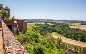Balcon avec panorama sur L'Agout en contrebas et le pont du chemin de fer touristique du Tarn