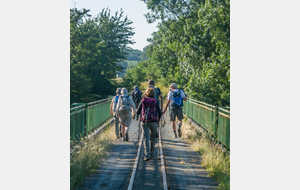 Traversée du pont du chemin de fer touristique du Tarn sur l'Agout.
