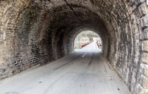 Passage du côté amont de l'isthme avec vue sur le pont sur le Tarn situé côté aval