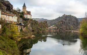 Les bords du Tarn en amont avec vue sur Notre Dame de la Capelle  et au deuxième plan sur sur la presqu'ile et le Prieuré