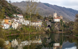 Les bords du Tarn en amont avec vue sur une partie du village  et Notre Dame de la Capelle 