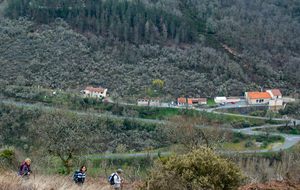 Descente vers Ambialet , la vallée en contrebas à Moulinquiè