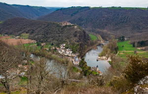 Superbe vue sur Ambialet, le Tarn et son méandre presque fermé.