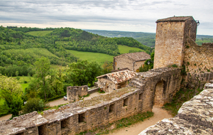 Puycelsi - Chemin de Ronde et porte sur la promenade des Lices