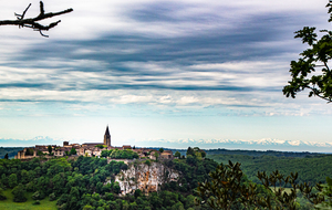 Belle vue rétro sur Puycelsi et les Pyrénées 