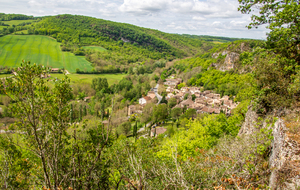Surplomb de  Larroque pour la pause repas au bord de la falaise .