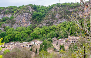 Larroque (blotti au pied de la falaise percée de grottes naturelles)