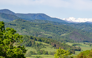 Sommets enneigés pyrénéens au sud-ouest