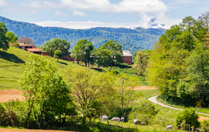 Vue direction sud-ouest, le Valier à droite