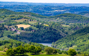 Panorama du sommet du Pouech d'Unjat  (nord-ouest) : Lac de Mondely
