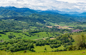 Panorama du sommet du Pouech d'Unjat  (sud-ouest) : Vallée de l'Arize au premier plan, les Pyrénées de plus en plus chargées en nuages