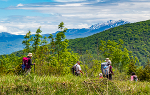Panorama du sommet du Pouech d'Unjat (sud-est): Monségur à gauche, pic de St Barthélémy à droite