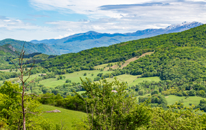 Descente  du Pouech d'Unjat (sud-est): Monségur à gauche, pic de St Barthélémy à droite