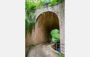 Pont sous une ancienne voie de chemin de fer devenue voie verte