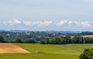 Les Pyrénées vues de la D249 avec le château d'eau de Gimont
