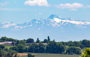 Le Pic du Midi de Bigorre vu de St Cricq sur le parvis de l'église Sainte-Radegonde