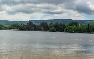 Panorama du lac avec la Montagne Noire en fond