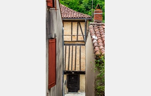 Aussillon: angle de la rue du Général de Gaulle  et de la rue de la Chaussée 