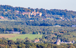 Espinas: vue sur le château de Cornusson  (premier plan) et le village de Parisot