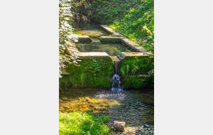 Traversée du ruisseau de Caudesaygues avec son lavoir 