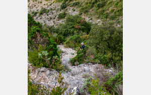 Descente très technique vers le ravin 