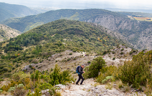 Descente plein sud vers Las Escoles en dominant à droite le ravin du Pas de Lagate