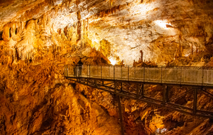 Entrée dans le Gouffre : passerelle de verre 200 m au dessus du vide