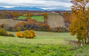 Lasserre: Vue sud vers Proupiary et les Pyrénées en arrière plan