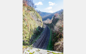 Au dessus de l'entrée d'un tunnel ferroviaire