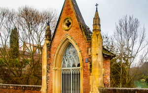 Pont d'Auriac sur l'Arize et sa chapelle Notre Dame de Bonne Garde au milieu