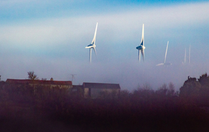 Vue sur les éoliennes au dessus d'Avignonet