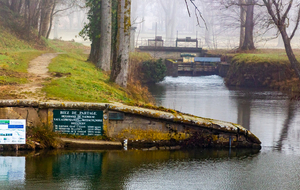 Bords du Canal du Midi au niveau de la ligne de partage des eaux. 